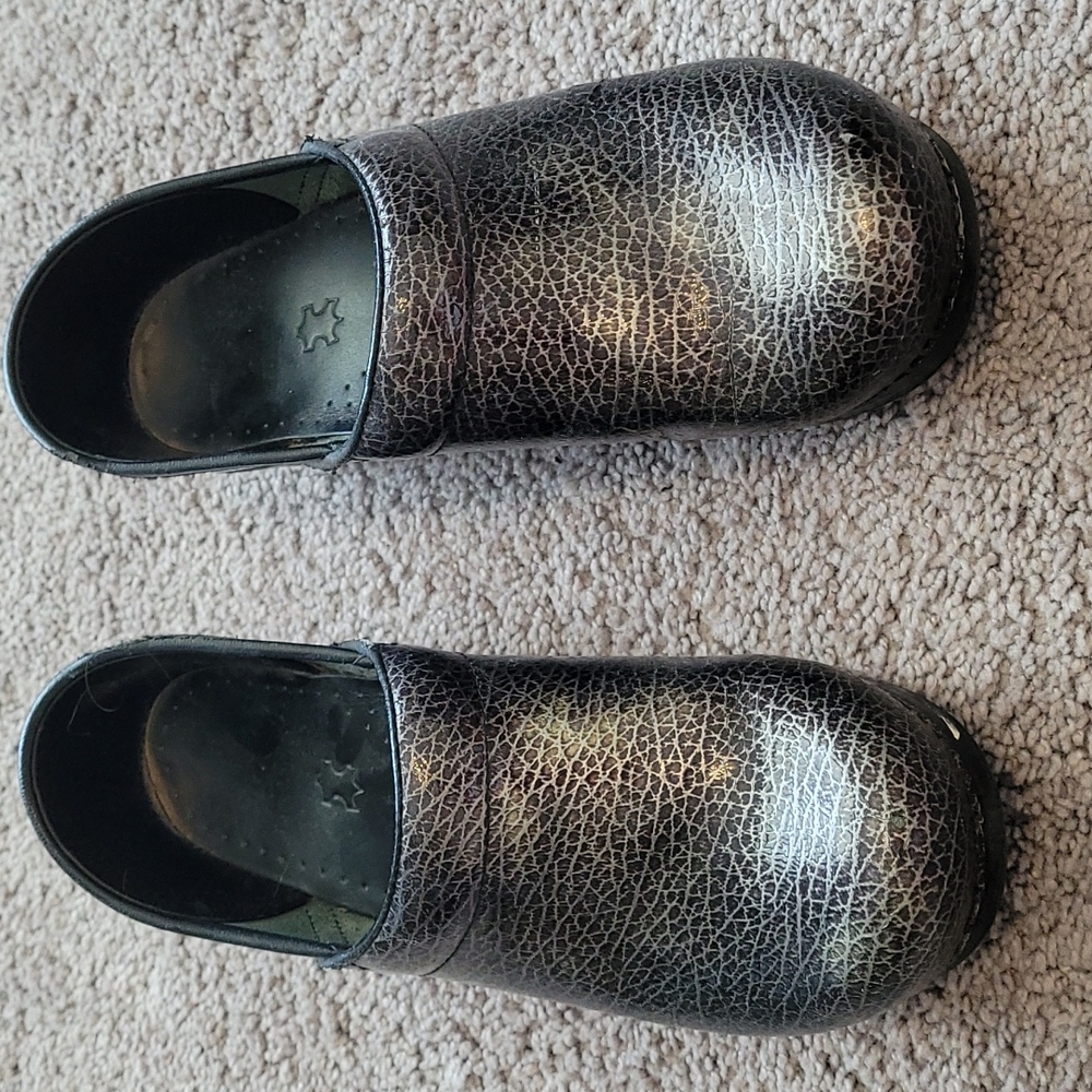 Dansko metallic elephant print non-slip clogs sz 38 US 7